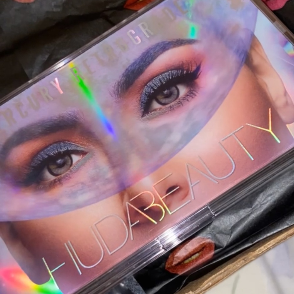 Huda beauty makeup palette which has never been used